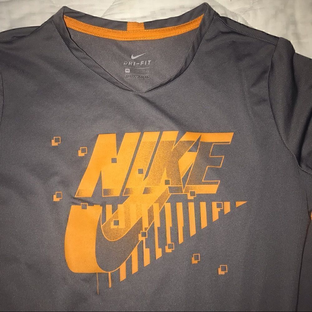 Nike Boys Dri-fit Shirt Size XL - Picture 3 of 3